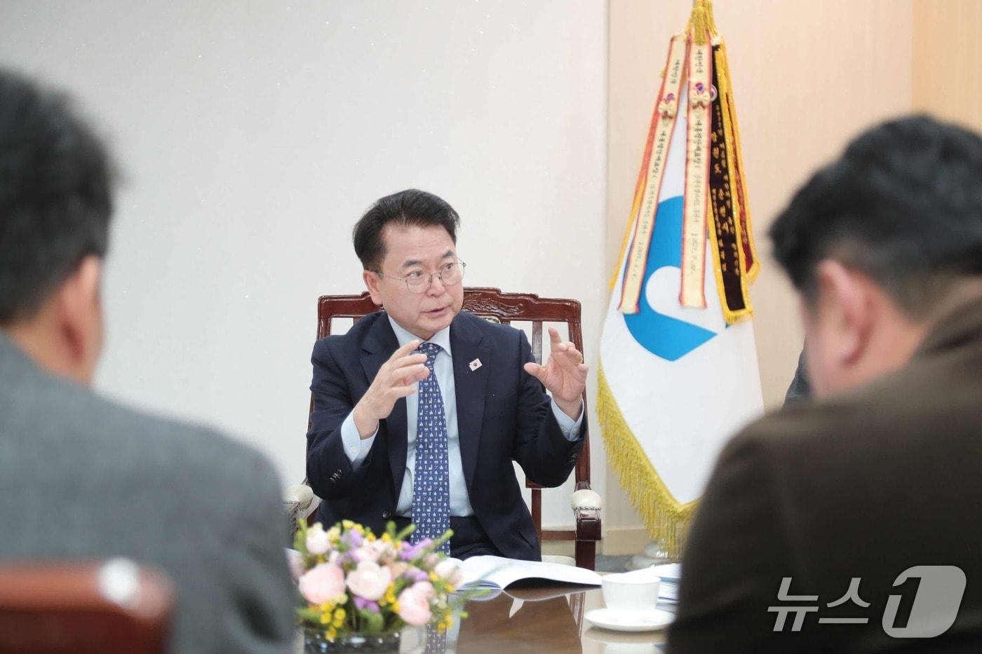 육동한 시장이 13일 오전 시청에서 현준태 부시장, 국소장들과 2026년 정부업무보고 연계 춘천시 대응전략 보고회를 개최했다.(춘천시 제공, 재판매 및 DB금지)