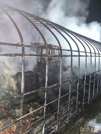 본문 이미지 - 12일 오후 9시 15분께 전북 임실군 지사면의 한 비닐하우스에서 불이 났다. (전북소방본부 제공. 재판매 및 DB 금지)