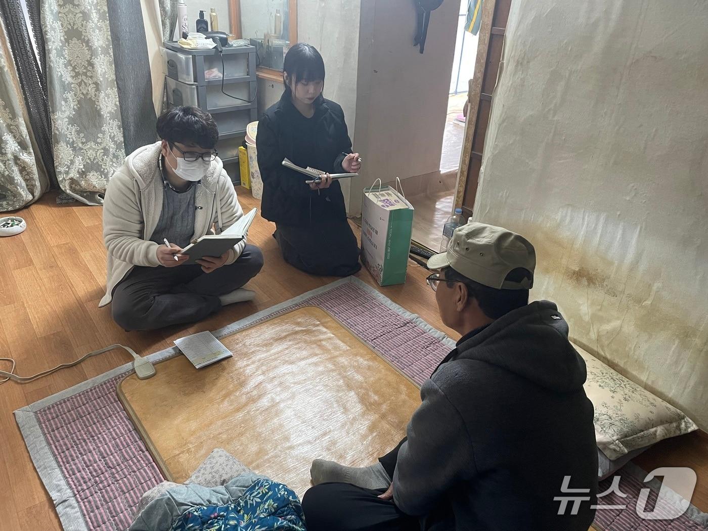 본문 이미지 - 고창군 관계자가 고독사 고위험군 전수 조사를 하고 있다.(고창군 제공. 재판매 및 DB금지)