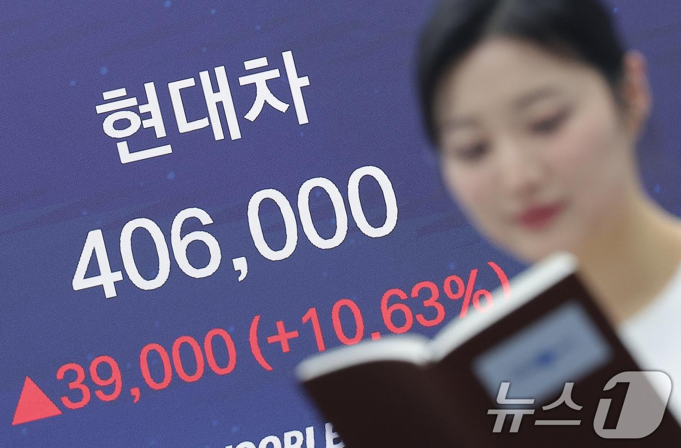본문 이미지 - 13일 오후 서울 중구 우리은행 본점 딜링룸 전광판에 현대차 종가가 나오고 있다. 이날 현대차는 전 거래일 대비 39,000원(10.63%) 상승한 406,000원에 마감했다. 2026.1.13/뉴스1 ⓒ News1 김성진 기자