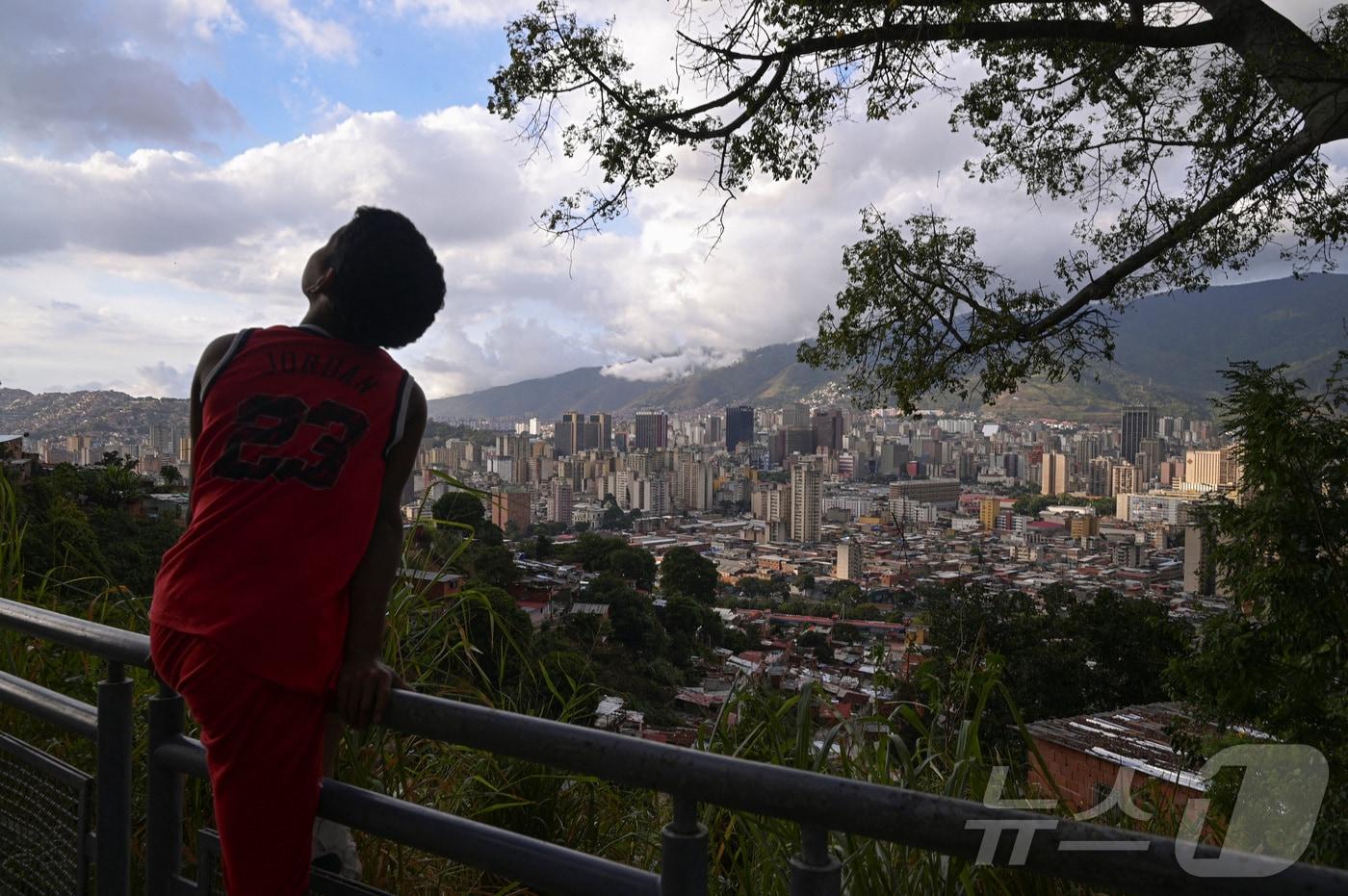 본문 이미지 - 베네수엘라 수도 카라카스 시내 전경.  2026.01.12. ⓒ 로이터=뉴스1 ⓒ News1 이정환 기자