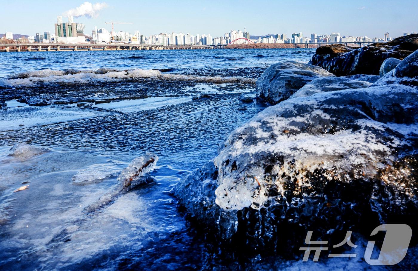 서울 영등포구 여의도 인근 한강에 고드름이 얼어있다. 2026.1.13/뉴스1 ⓒ News1 이호윤 기자
