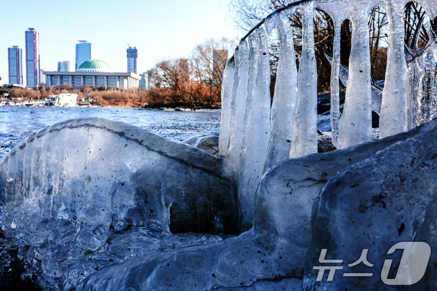 한낮에도 영하권 추위가 이어진 지난 13일 오후 서울 영등포구 여의도 인근 한강에 고드름이 얼어있다. 2026.1.13/뉴스1 ⓒ News1 이호윤 기자