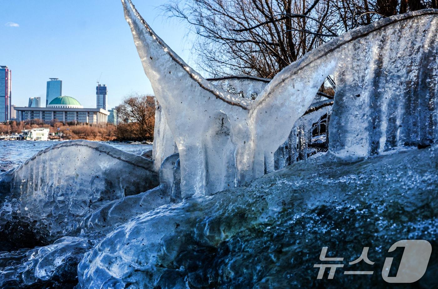 한낮에도 영하권 추위가 이어진 13일 오후 서울 영등포구 여의도 인근 한강에 고드름이 얼어있다. 2026.1.13/뉴스1 ⓒ News1 이호윤 기자