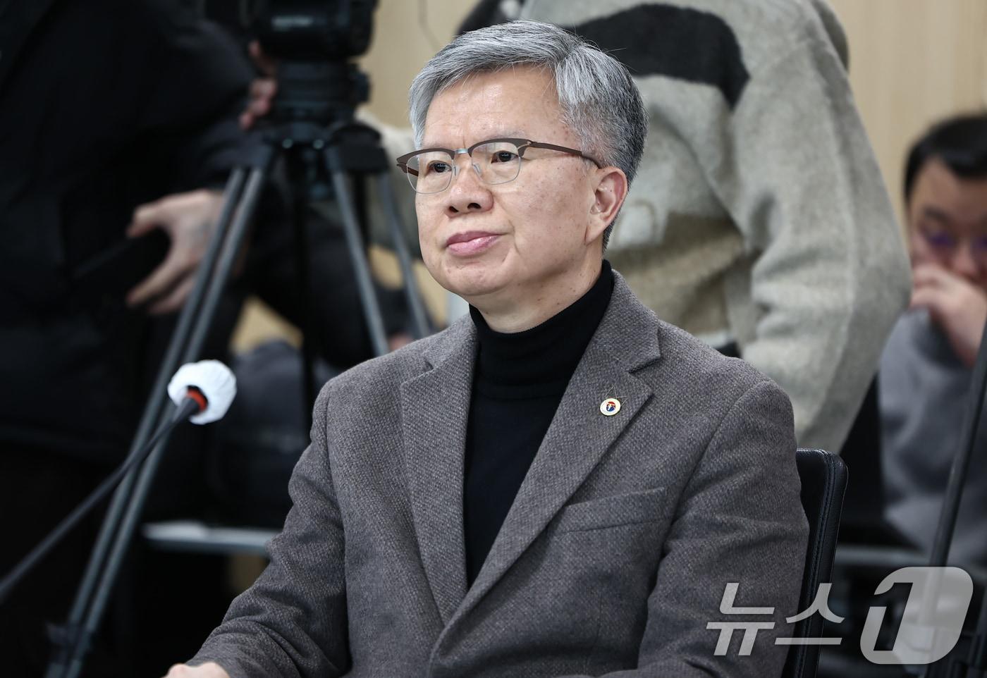 본문 이미지 - 김택우 대한의사협회장이 13일 서울 서초구 건강보험심사평가원 전문가자문회의장에서 열린 제3차 보건의료정책심의위원회에 참석해 정은경 보건복지부 장관의 인사말을 듣고 있다. 2026.1.13/뉴스1 ⓒ News1 김도우 기자