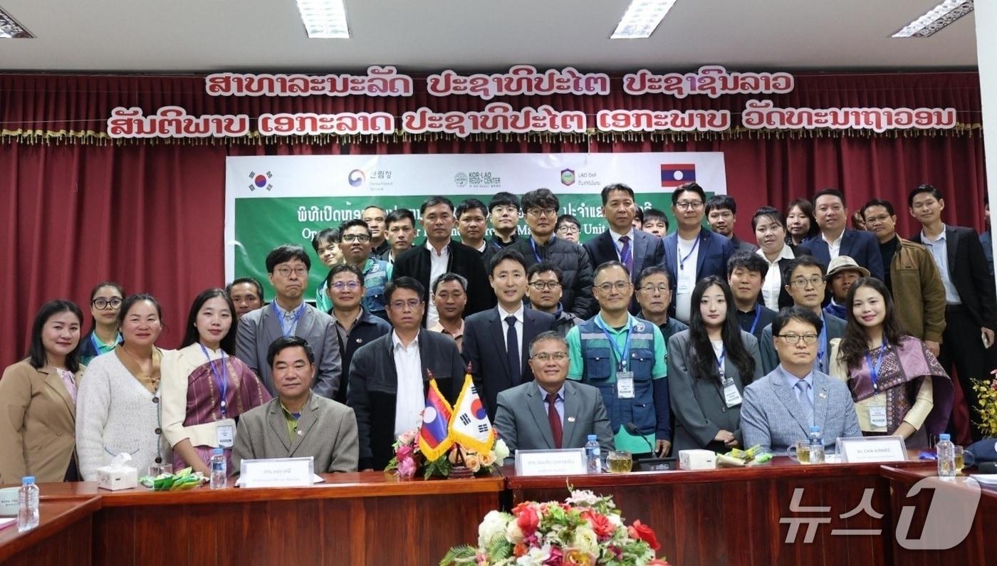 라오스 국외산림탄소축적증진(REDD+) 국제감축사업 지역사업단 개소식에서 기념사진을 촬영하고 있다. (산림청 제공.재판매 및 DB금지)/뉴스1