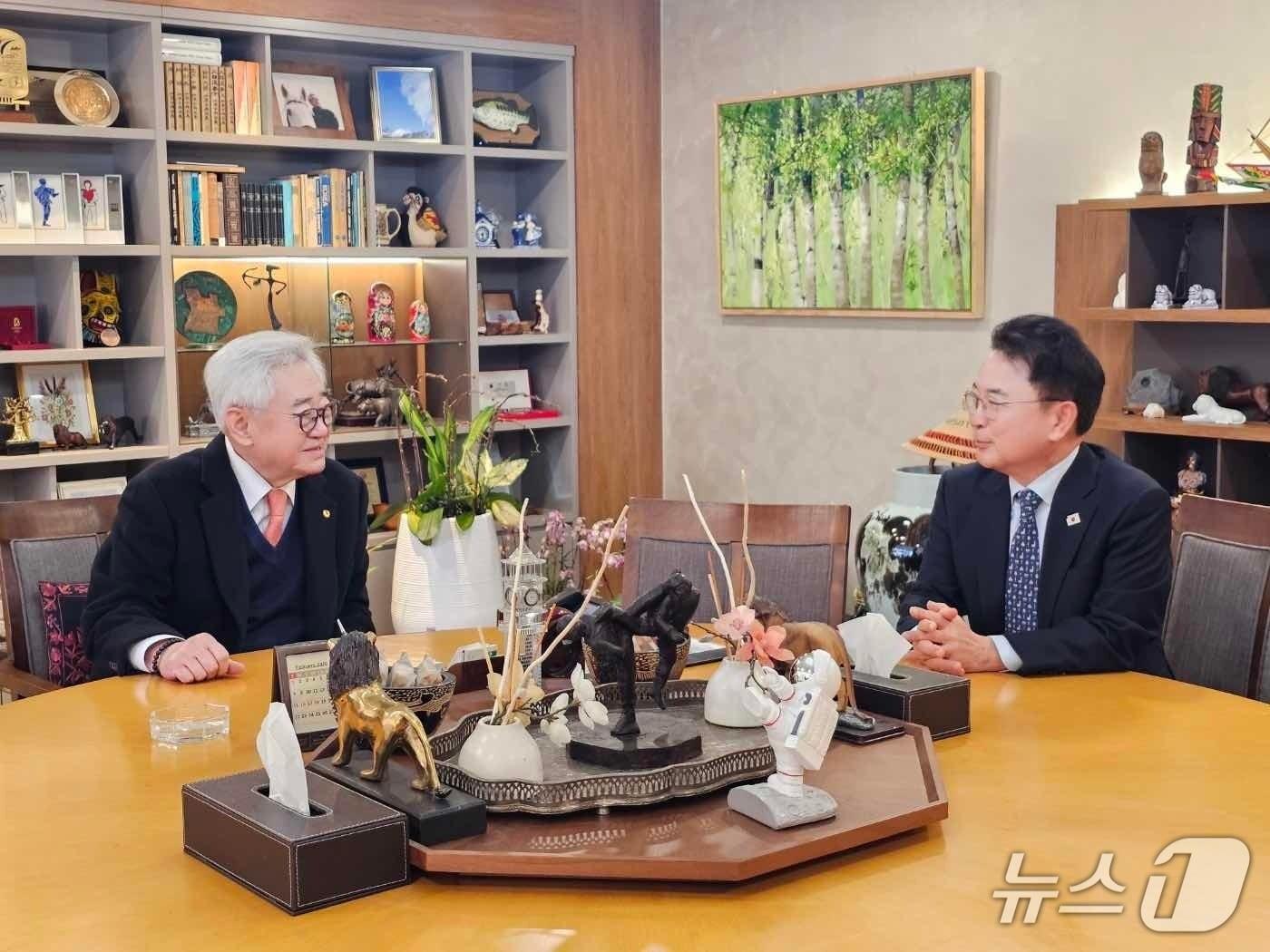 본문 이미지 - 육동한 춘천시장이 13일 세계태권도연맹본부(WT)에서 조정원 WT총재를 만나 2026세계태권도품새선수권대회 준비와 경기 일정 등에 대해 협의하고 있다.(춘천시 제공, 재판매 및 DB금지)