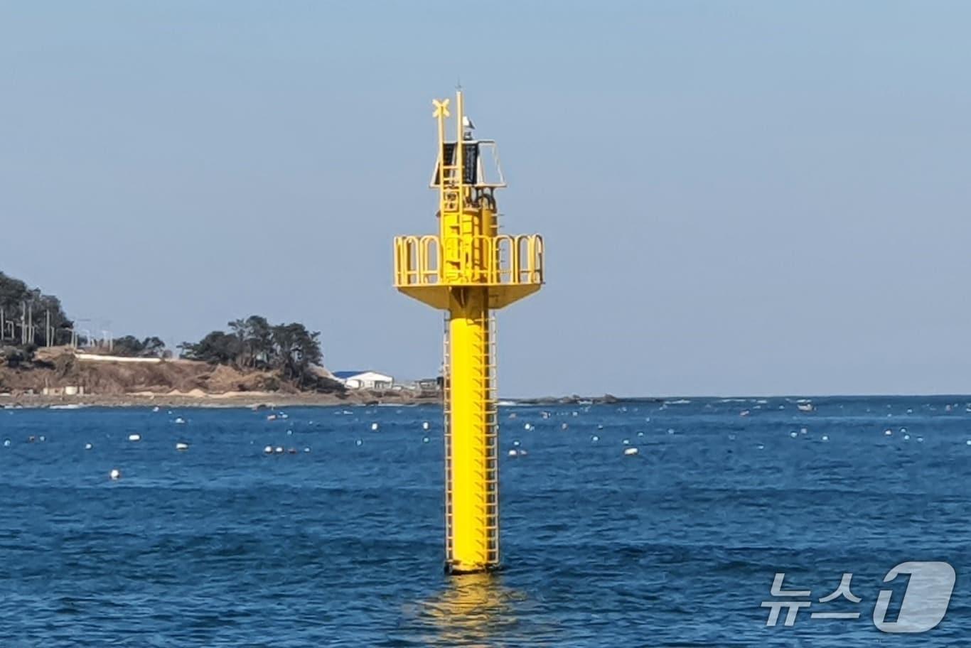 본문 이미지 - 등표 설치 모습.(울산해수청 제공. 재판매 및 DB금지)/뉴스1