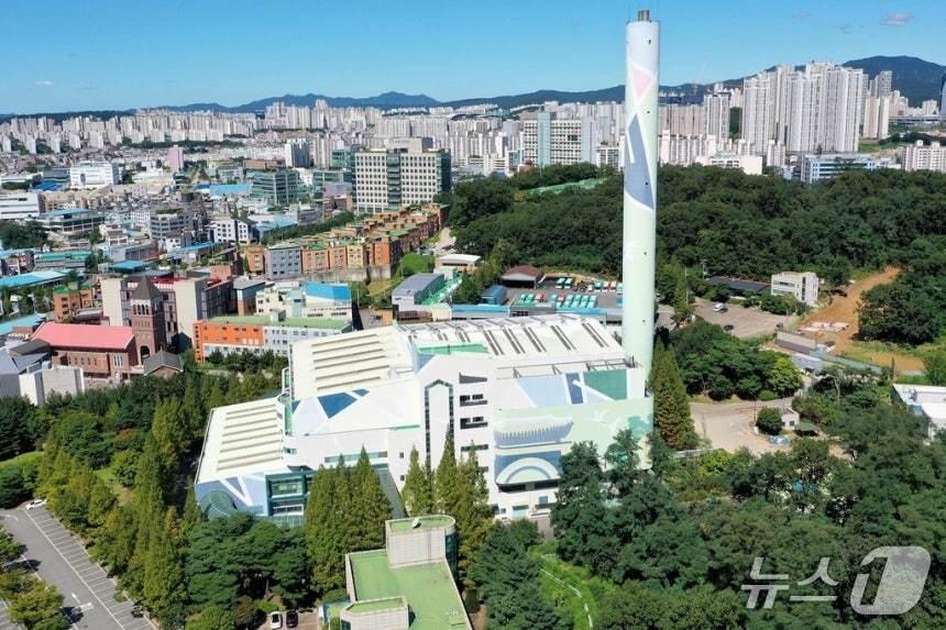 본문 이미지 - 경기 수원시 자원회수시설(영통소각장) 전경. (수원시 제공. 재판매 및 DB 금지) 2024.6.3/뉴스1