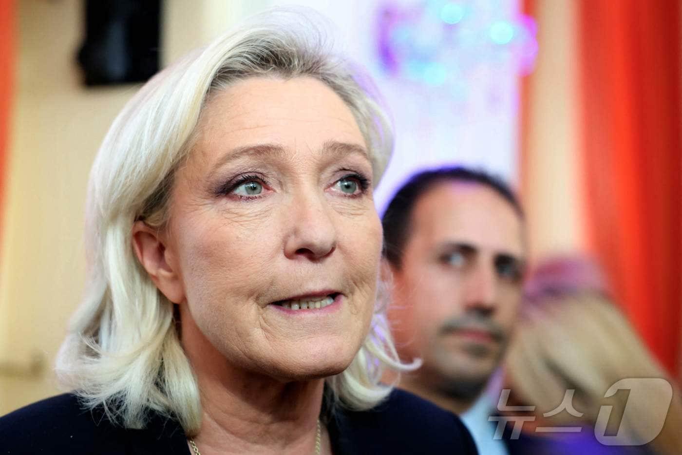 프랑스 극우 정치인 마린 르펜 전 국민연합(RN) 대표가 12일 신년 기자회견에서 기자들의 질문에 답하고 있다. 2026.1.12 ⓒ AFP=뉴스1 ⓒ News1 강민경 기자