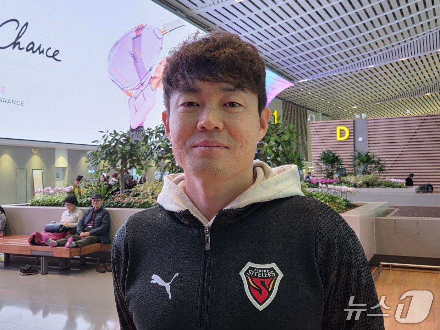 본문 이미지 - 전지훈련에 앞서 포즈를 취한 신광훈 ⓒ News1 안영준 기자