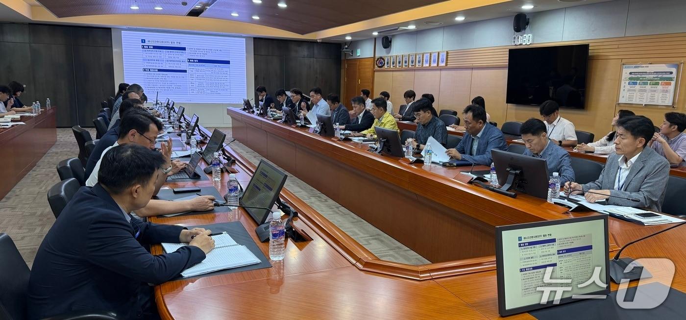 한국서부발전은 지난해 8월 본사에서 진행된 에너지 전환 지원 태스크포스 정기회의 모습(서부발전 제공. 재판매 및 DB금지)2026.1.13/뉴스1