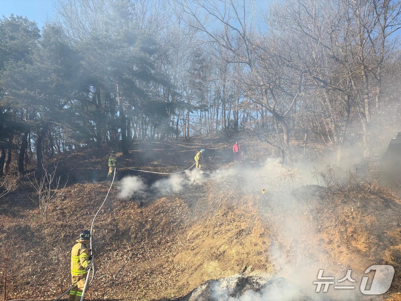 본문 이미지 - 13일 오후 2시30분쯤 대구 군위군 효령면의 야산 입구에서 화목보일러 취급부주의로 추정되는 불이 나 소방 당국이 10여분 만에 진화했다.(대구소방안전본부 제공. 재판매 및 DB금지)