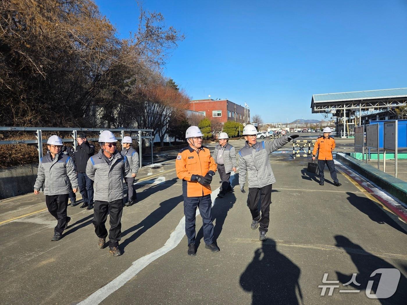 본문 이미지 - 강대훈 경기북부소방재난본부장이 13일 경기 고양시 소재 대한송유관공사 경인지사를 방문해 겨울철 화재 위험 대비 현장안전지도를 실시하고 있다.(경기도북부소방재난본부 제공. 재판매 및 DB 금지)/뉴스1 