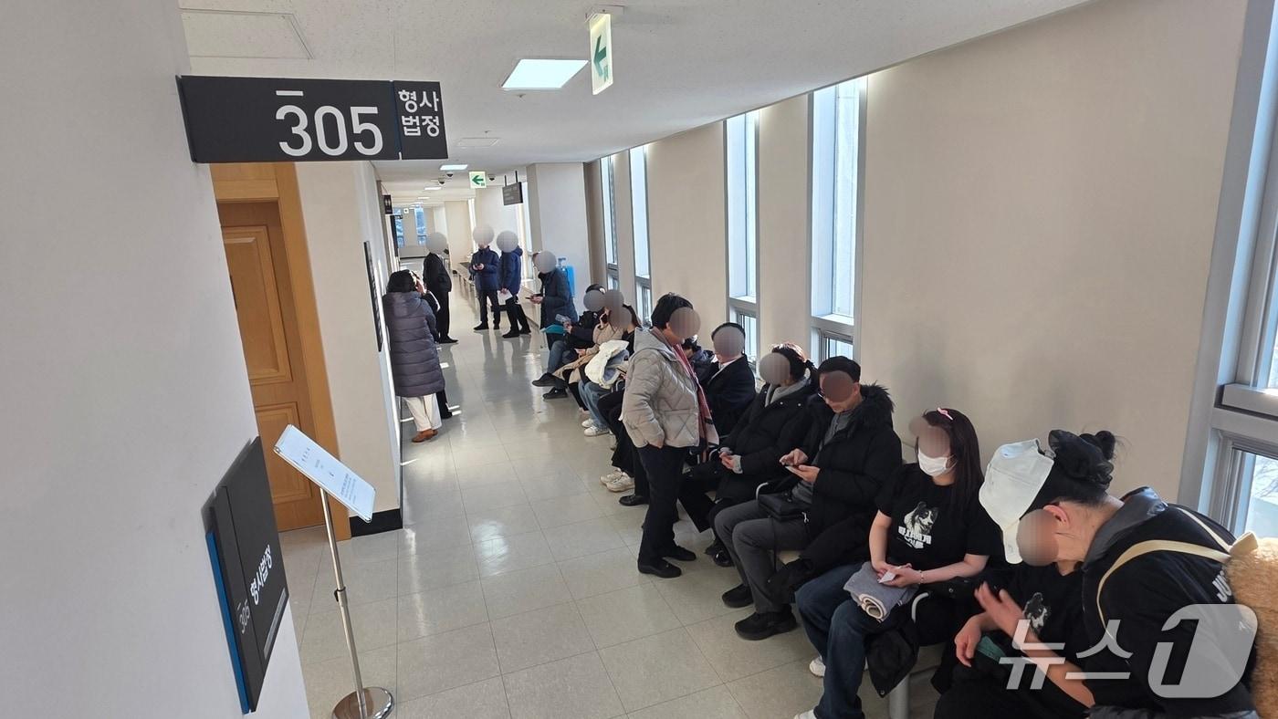 13일 대전지법 천안지원에서 열린 동물보호법 위반 재판을 방청하기 위해 시민들이 기다리고 있다. 2026.1.13. ⓒ 뉴스1 이시우 기자