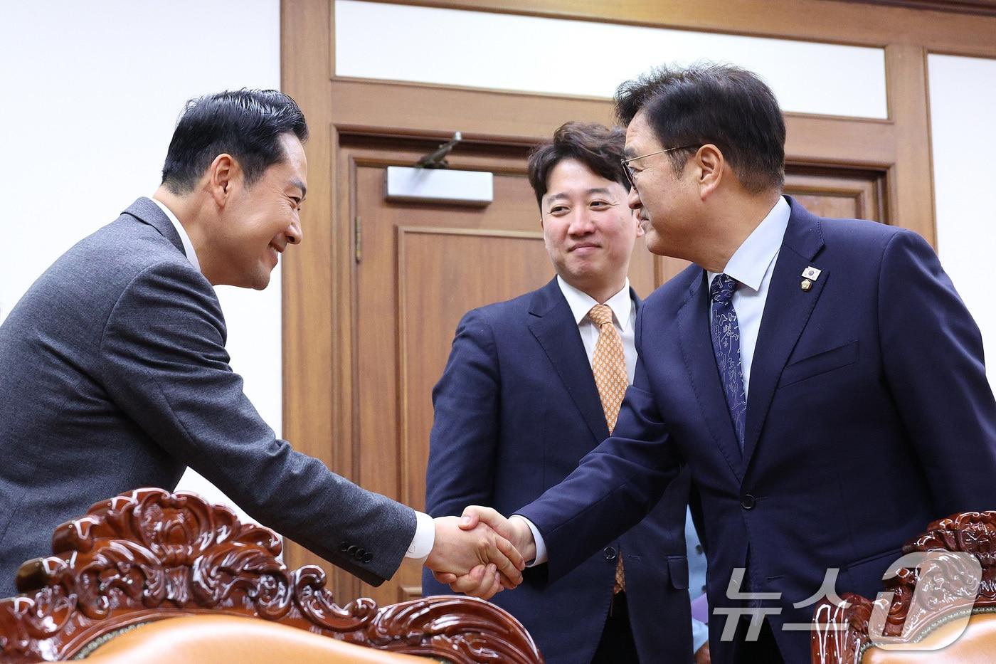 본문 이미지 - 우원식 국회의장이 지난 13일 서울 여의도 국회 의장실에서 장동혁 국민의힘 대표, 이준석 개혁신당 대표를 접견하고 있다. 2026.1.13/뉴스1 ⓒ News1 신웅수 기자