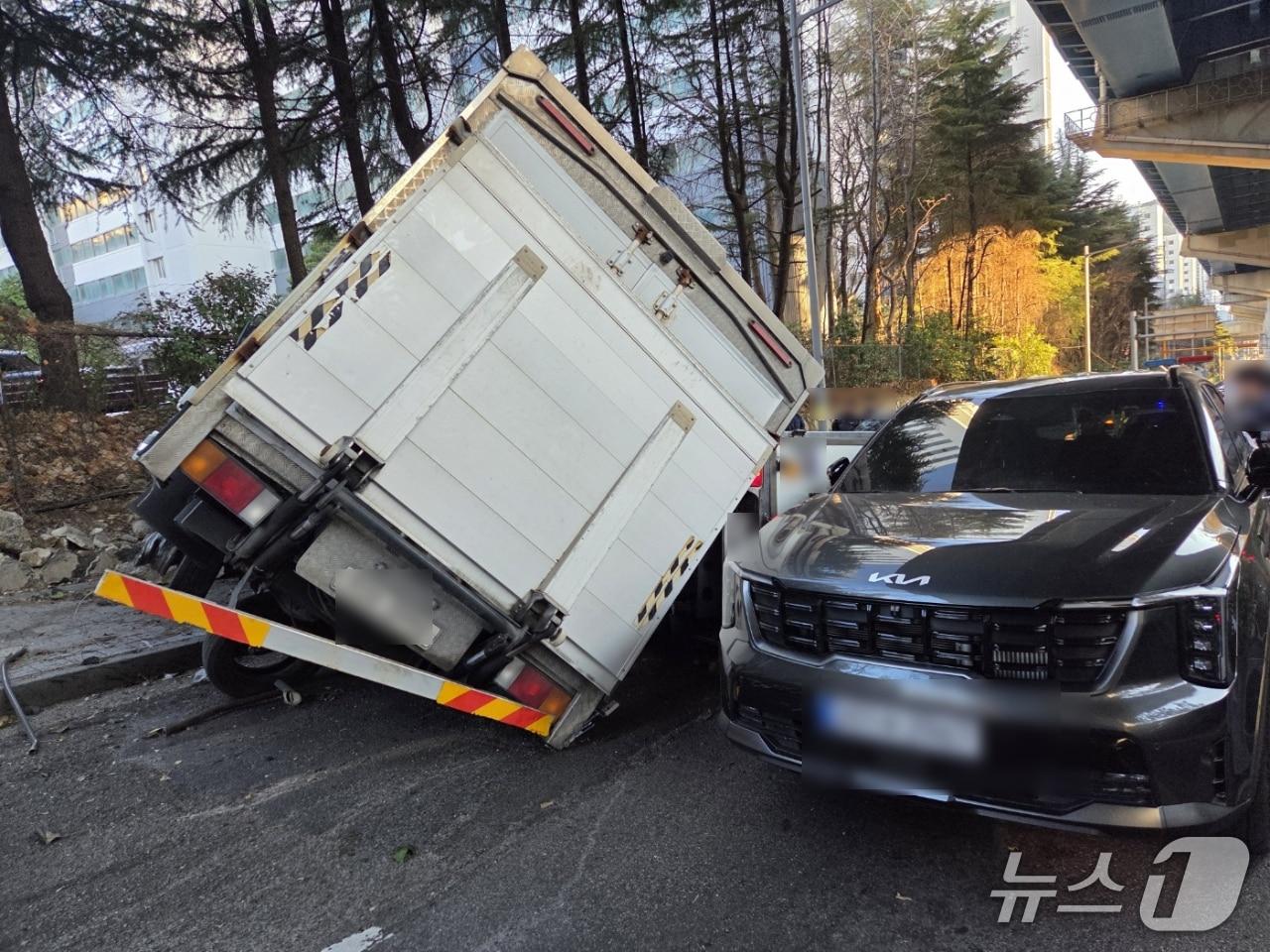본문 이미지 - 13일 부산 부산진구 당감동 교통사고 현장.(부산진경찰서 제공. 재판매 및 DB 금지)