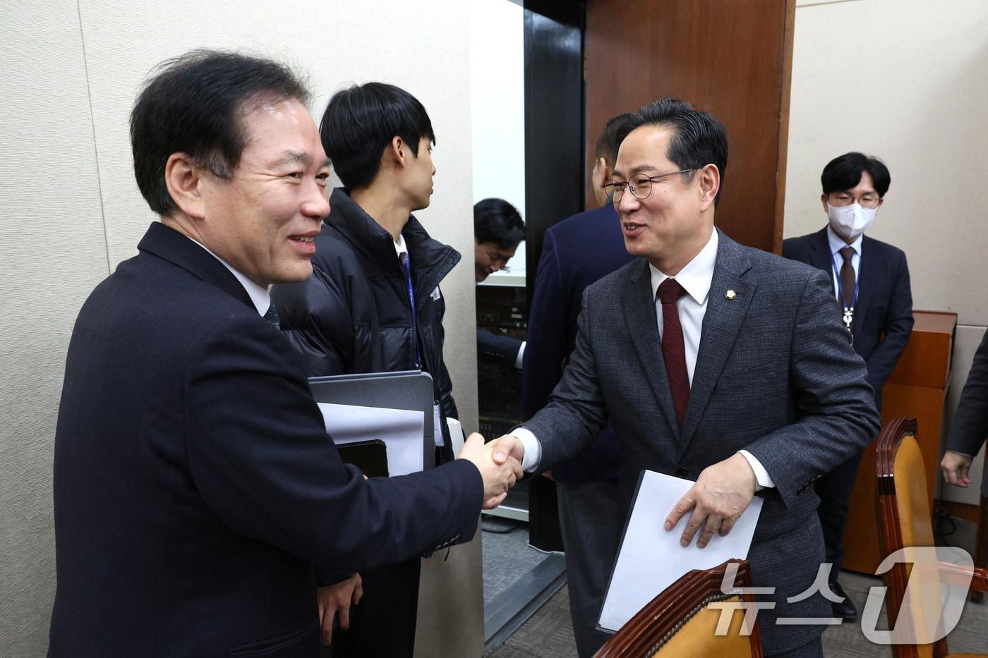 본문 이미지 - 정태호 더불어민주당 간사와 박수영 국민의힘 간사가 지난 13일 서울 여의도 국회에서 열린 재정경제기획위원회 전체회의를 마친 후 악수하고 있다. 2026.1.13/뉴스1 ⓒ News1 신웅수 기자