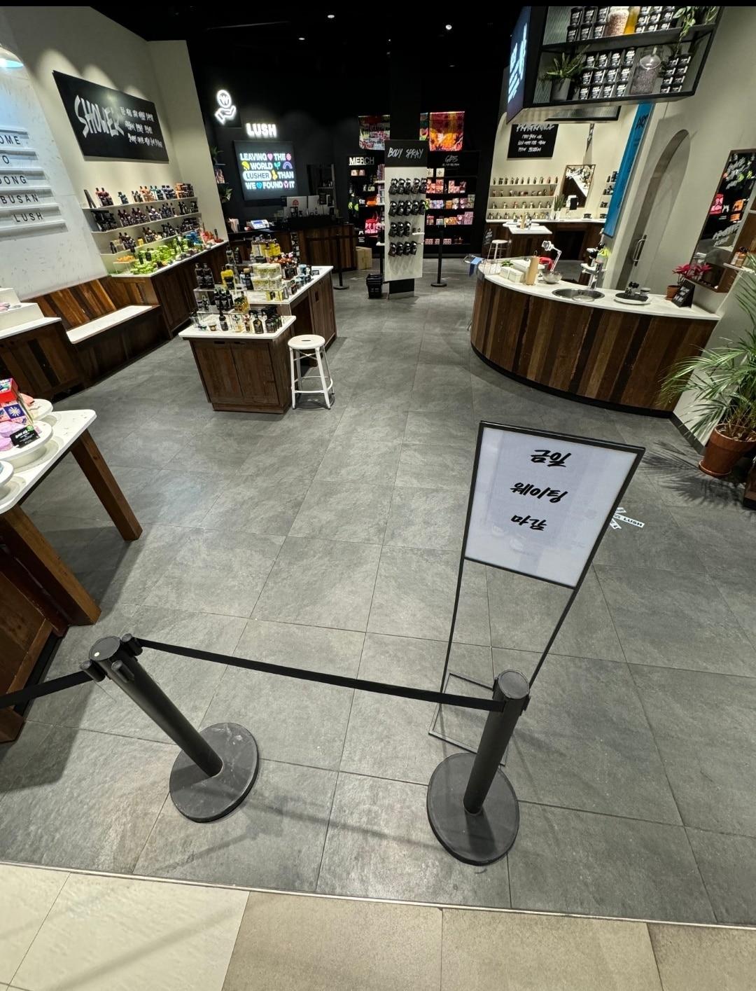 본문 이미지 - 러쉬 '2026 프레쉬 세일' 행사 기간 매장 모습.(트위터캡처)