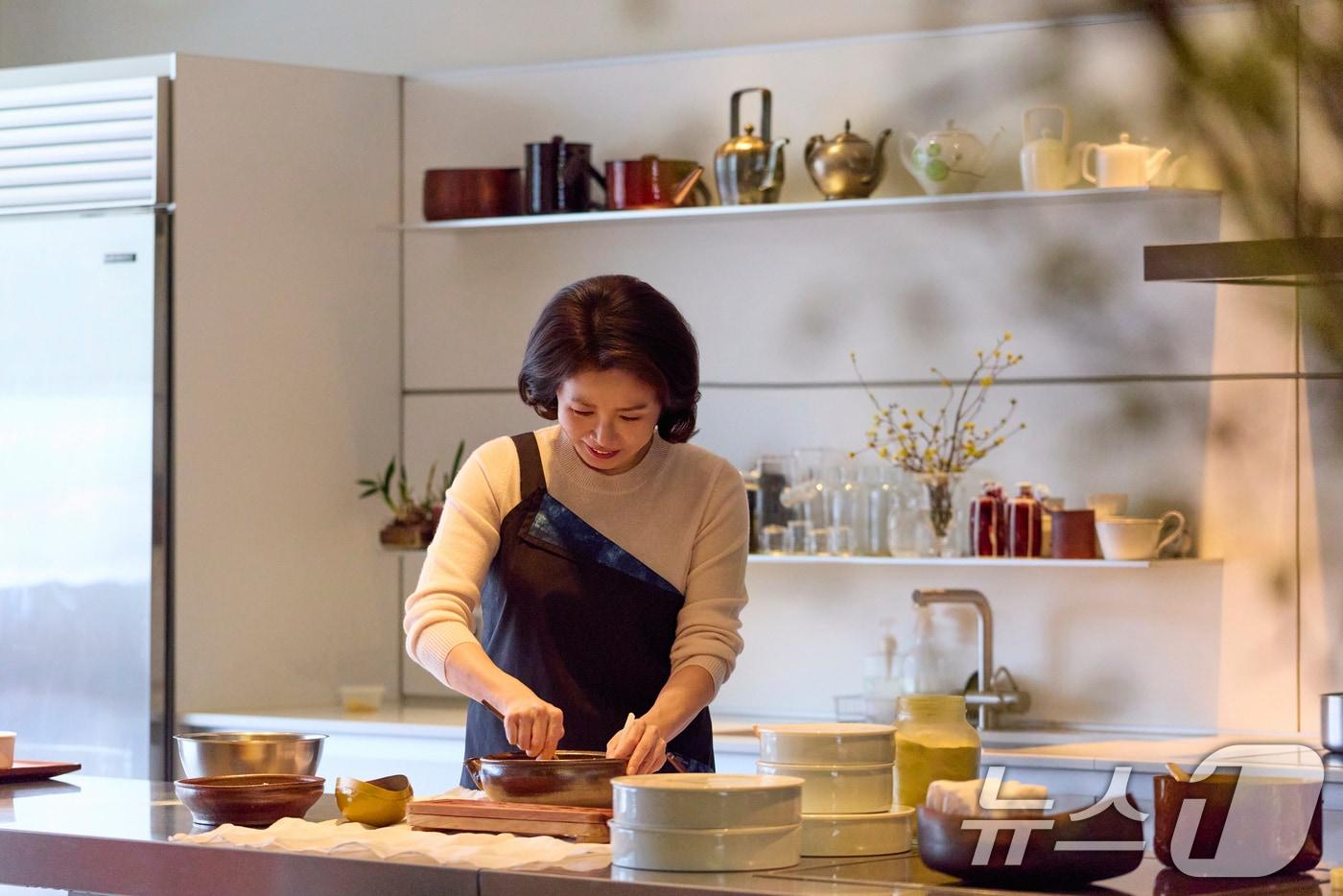본문 이미지 - 김혜경 여사가 지난 12일 서울 노영희쉐프 스튜디오에서 오는 13일 일본 나라현에서 열리는 재일 한국계 예술인 간담회 참석자들을 위해 직접 다과를 만드는 모습. (청와대 제공. 재판매 및 DB 금지) 2026.1.13/뉴스1 ⓒ News1 이재명 기자