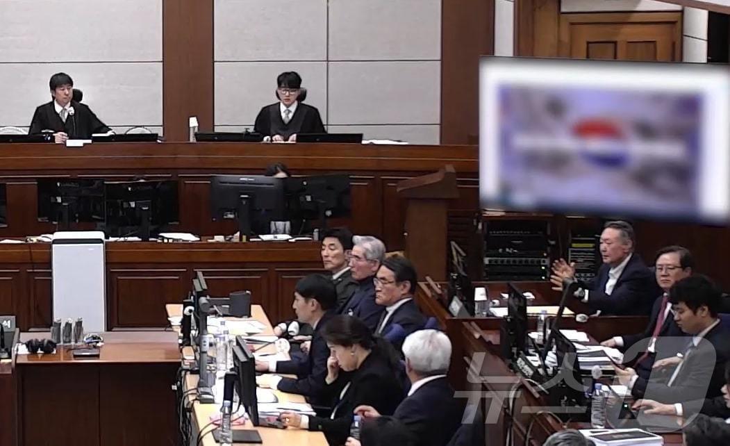 본문 이미지 - 윤석열 전 대통령이 13일 오후 서울 서초구 서울중앙지방법원에서 진행된 내란 우두머리 혐의 2차 결심공판에 출석해 재판부에 의견을 전달하고 있다. (서울중앙지방법원 제공 영상 캡쳐. 재판매 및 DB 금지) 2026.1.13/뉴스1