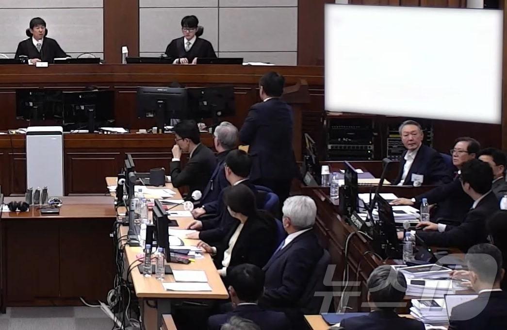 본문 이미지 - 윤석열 전 대통령이 13일 오후 서울 서초구 서울중앙지방법원에서 진행된 내란 우두머리 혐의 2차 결심공판에 출석해 자리에 앉아 있다. (서울중앙지방법원 제공 영상 캡쳐. 재판매 및 DB 금지) 2026.1.13/뉴스1