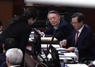 본문 이미지 - 윤석열 전 대통령이 13일 오후 서울 서초구 서울중앙지방법원에서 진행된 내란 우두머리 혐의 2차 결심공판에 출석해 자리에 앉아 윤갑급 변호사와 김계리 변호사가 대화하는 모습을 바라보고 있다. (서울중앙지방법원 제공 영상 캡쳐. 재판매 및 DB 금지) 2026.1.13/뉴스1