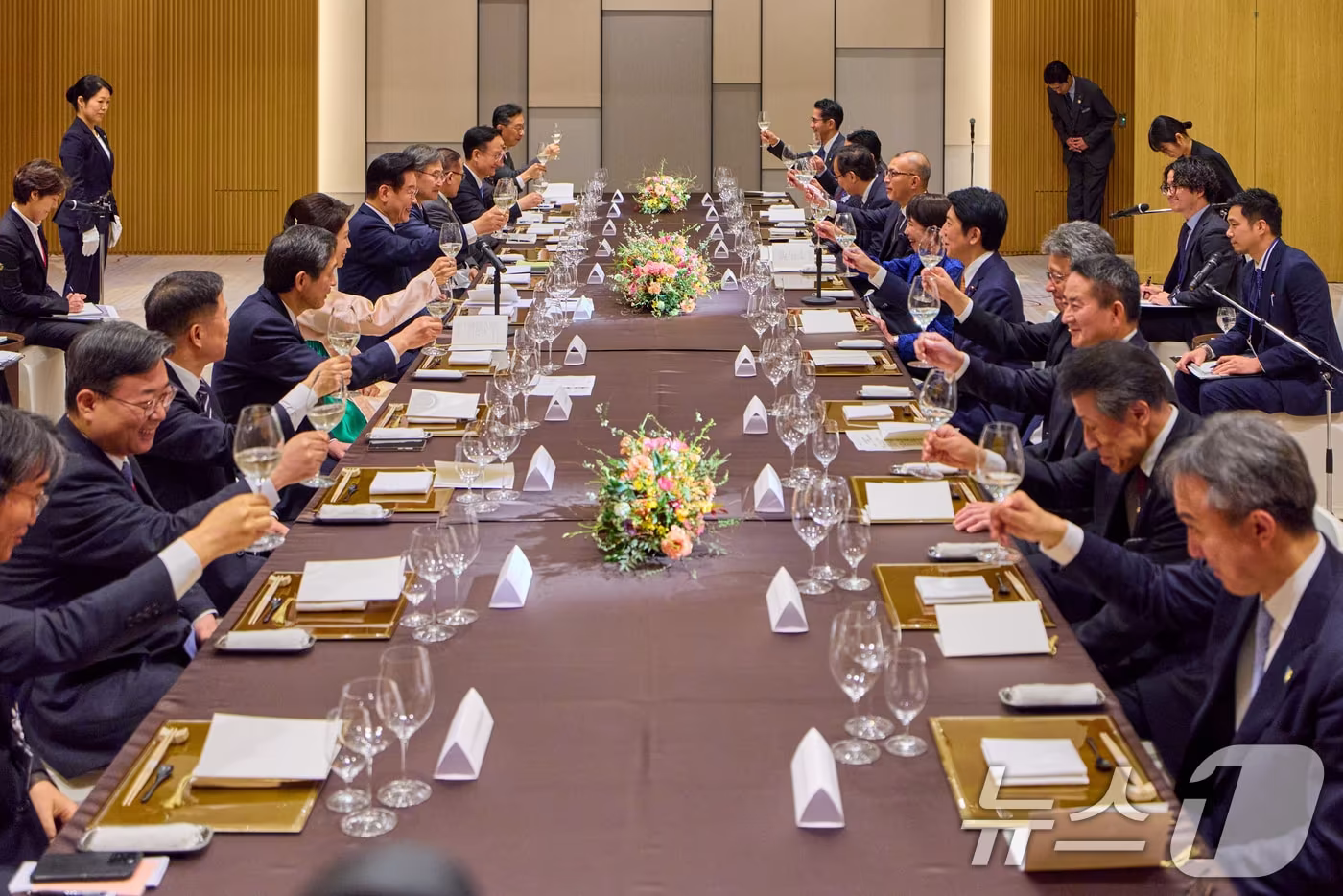 이재명 대통령과 김혜경 여사가 13일 일본 나라현의 한 호텔에서 열린 일본 총리 주최 만찬 행사에 참석해 다카이치 사나에 일본 총리와 건배를 하고 있다. (공동취재) 2026.1.13/뉴스1 ⓒ News1 이재명 기자