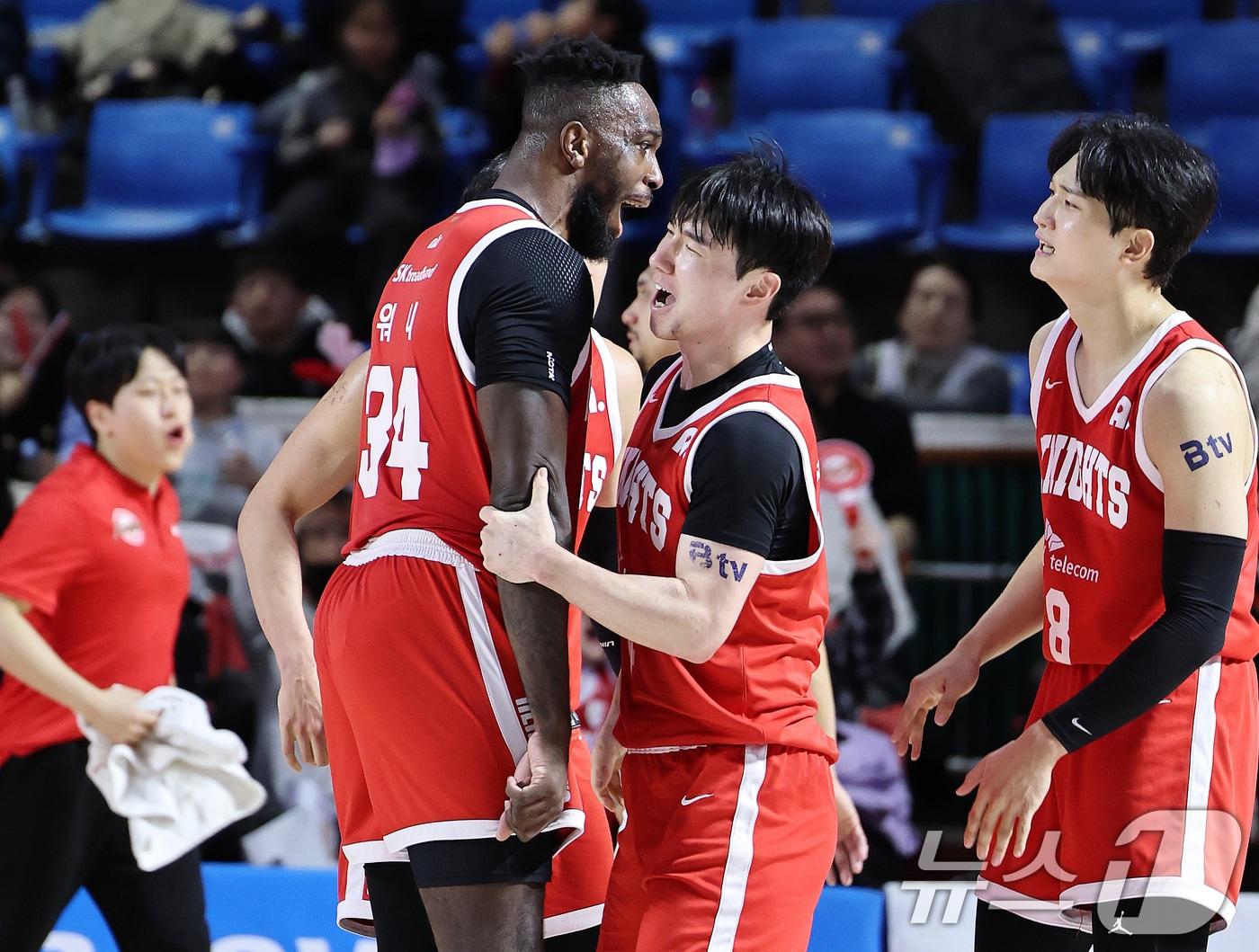 본문 이미지 - 13일 오후 서울 송파구 잠실학생체육관에서 열린 '2025-2026 LG전자 프로농구 정규리그' 서울 SK 나이츠와 원주 DB의 경기에서 SK 김낙현이 앤드원을 얻어낸 뒤 자밀 워니와 환호하고 있다. 2026.1.13/뉴스1 ⓒ News1 구윤성 기자