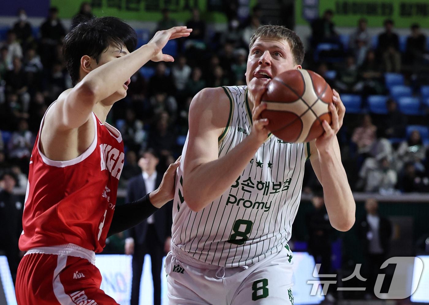 본문 이미지 - 원주DB의 엘런슨(오른쪽). 2026.1.13/뉴스1 ⓒ News1 구윤성 기자