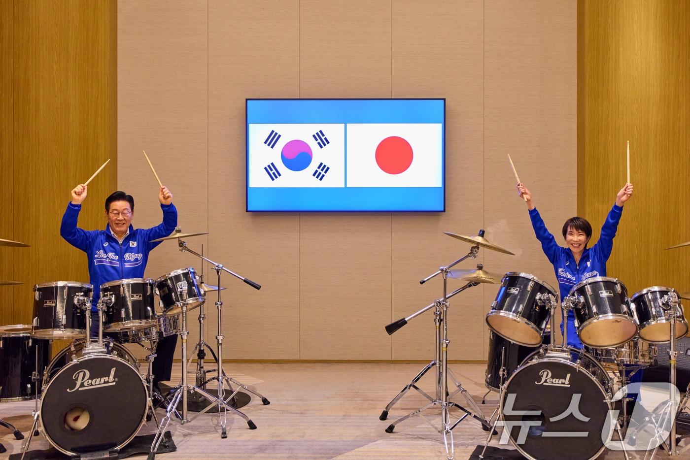 이재명 대통령과 다카이치 사나에 일본 총리가 13일 일본 나라현 회담에서 푸른색 유니폼을 함께 착용하고 즉석 드럼 협주를 하고 있다. 청와대는 이날 한일 정상회담과 관련해 "다카이치 총리가 이재명 대통령에게 드럼 스틱을 선물하고, 즉석에서 드럼 연주 방법을 직접 설명하며 합주를 이끌었다＂고 밝혔다. (공동취재) 2026.1.13/뉴스1 ⓒ News1 이재명 기자