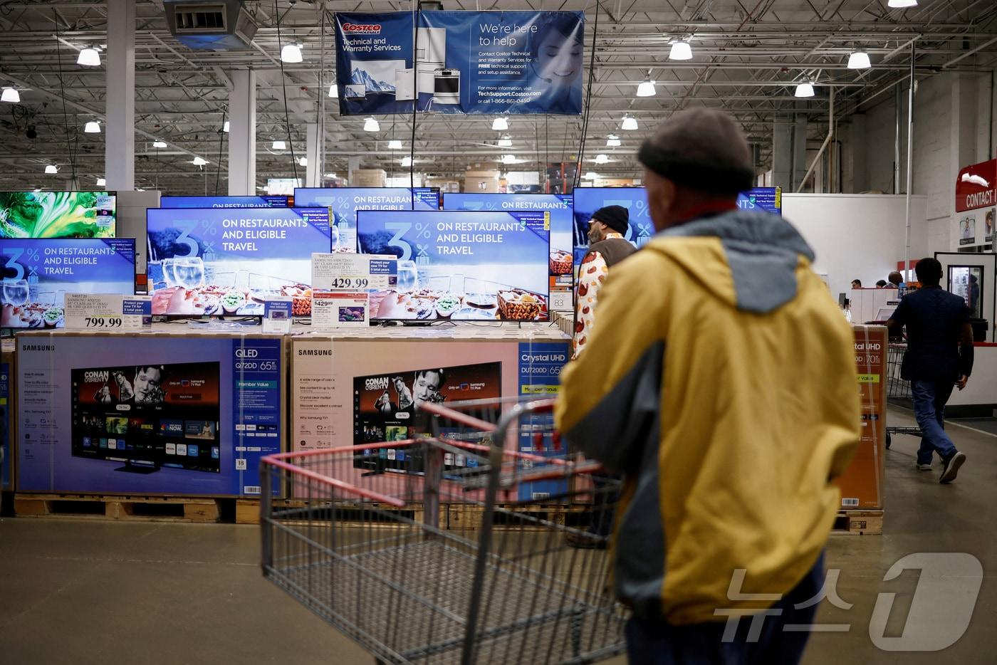 본문 이미지 - 미국 버지니아주 알링턴의 한 코스트코 매장에서 쇼핑객들이 제품을 살펴보고 있다. 2024.11.27 ⓒ 로이터=뉴스1