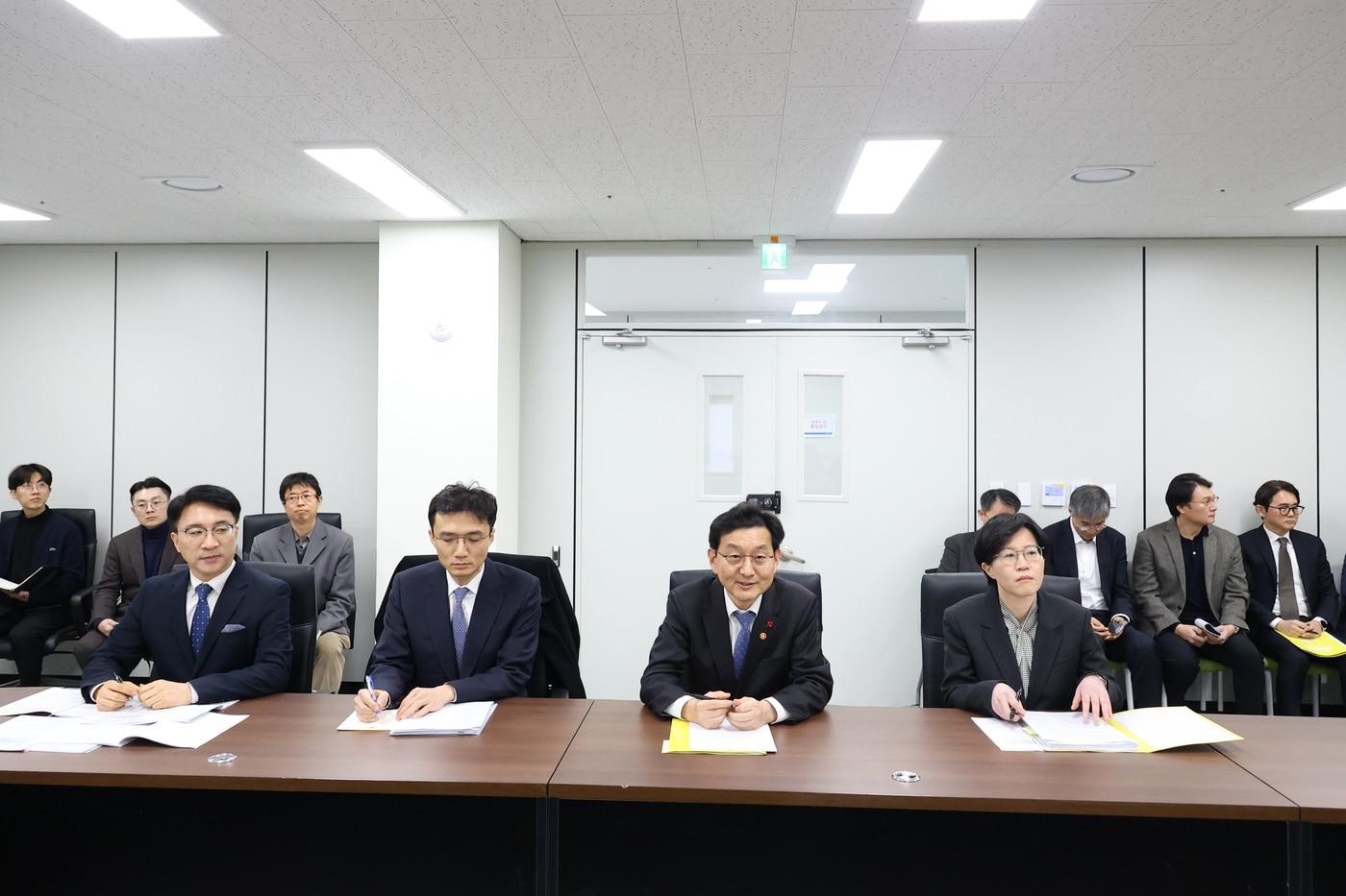 본문 이미지 - 윤창렬 국무조정실장(오른쪽서 두번째)이 12일 서울정부청사 창성별관에서 공소청법안 및 중대범죄수사청법안에 대해 설명하고 있다. 26.1.12 (국무총리실 제공)