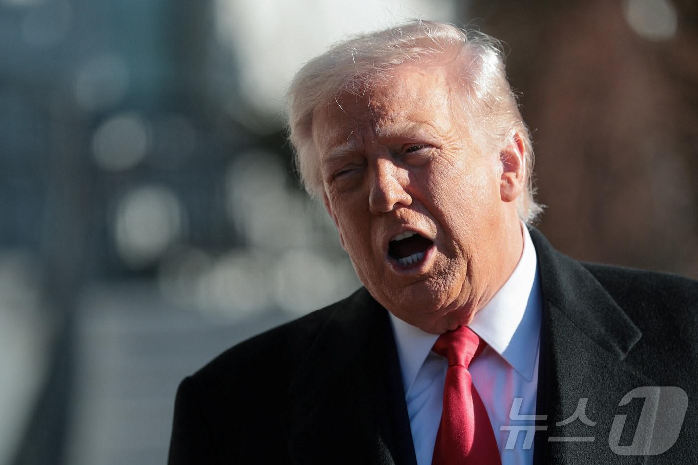 도널드 트럼프 미국 대통령이 13일(현지시간) 워싱턴DC 백악관에서 미시간주 디트로이트로 이동하기 위해 미 대통령 전용헬기 '마린원'으로 향하기 앞서 잠시 기자들의 질문에 답하고 있다. 2026.01.13. ⓒ 로이터=뉴스1 ⓒ News1 류정민 특파원