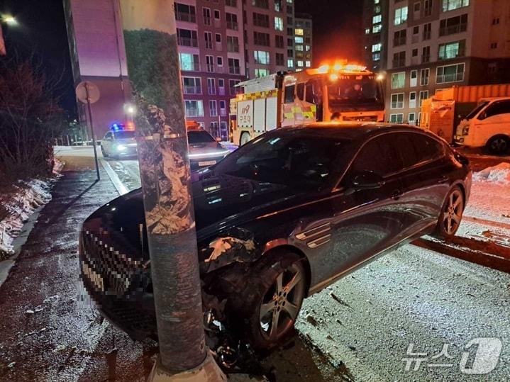 본문 이미지 - 13일 밤 강원 양구 차량 단독사고.(강원도소방본부 제공, 재판매 및 DB 금지) 2026.1.14/뉴스1