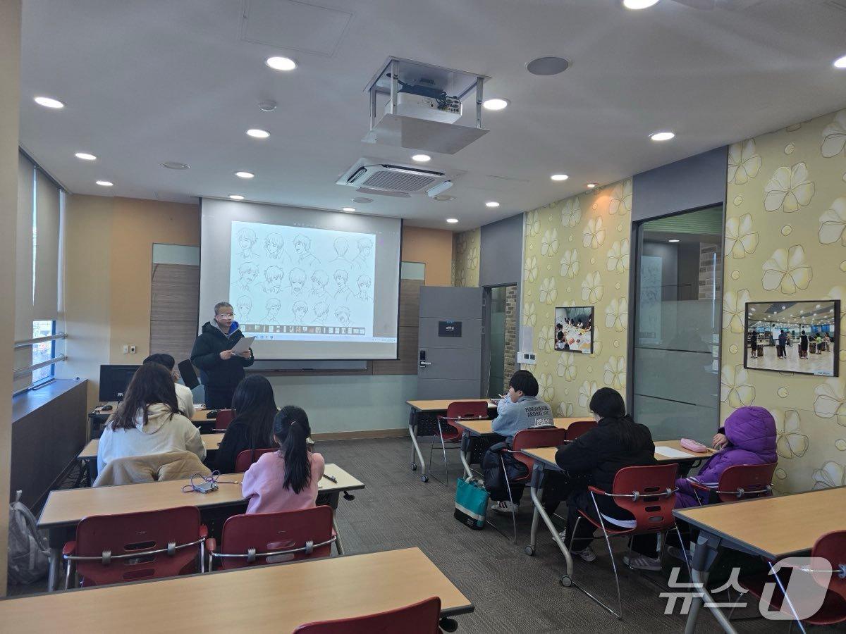 본문 이미지 - 겨울방학 특강 '내 꿈은 웹툰작가'.(강릉시 제공, 재판매 및 DB 금지) 2026.1.14/뉴스1