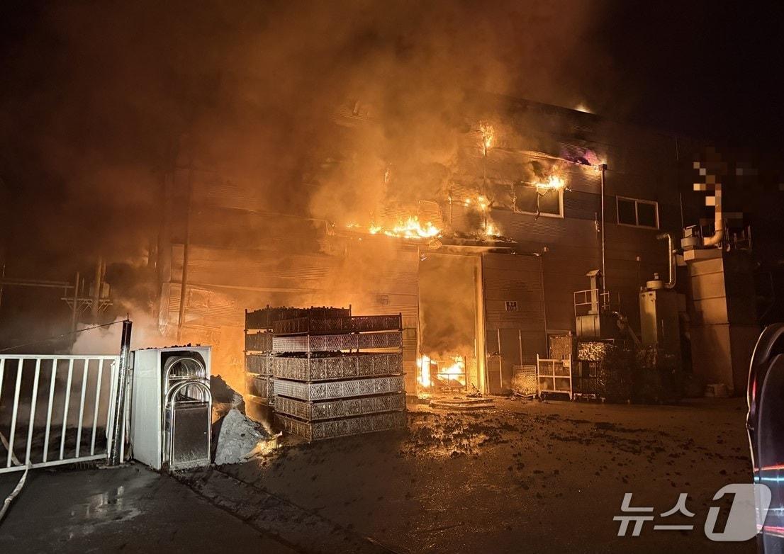 본문 이미지 - 14일 오전 2시 31분 경북 고령군 개진면 자동차부품 제조 공장에서 불이나 소방 당국이 진화하고 있다.(경북소방본부 제공. 재판매 및 DB 금지)2026.1.14/뉴스1