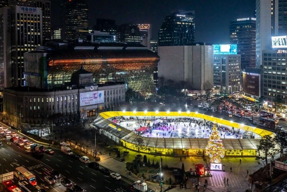 본문 이미지 - 2025년 서울광장 스케이트장 전경(서울시 제공)