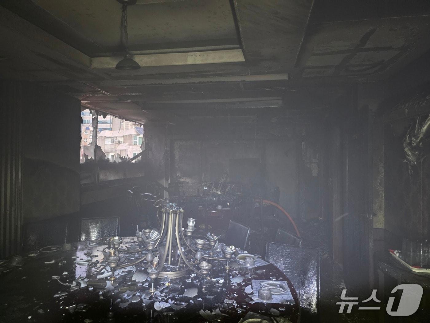 본문 이미지 - 지난 13일 불이 난 부산 동래구 중식당 3층 모습 (소방 제공. 재판매 및 DB금지)