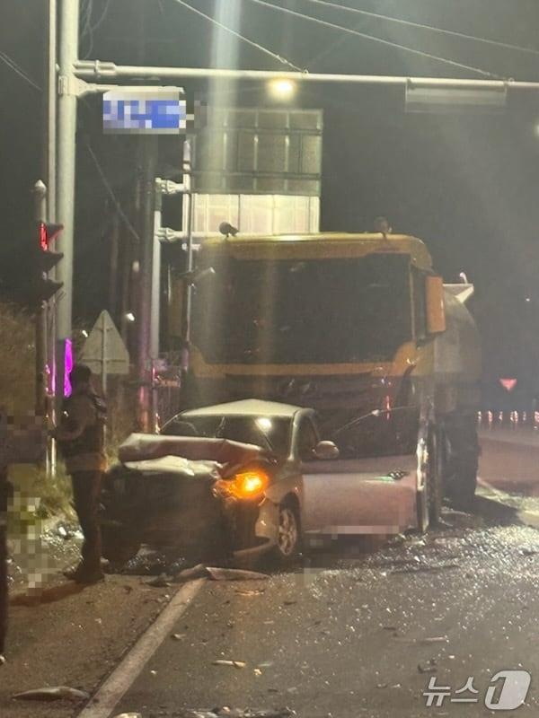 본문 이미지 - 13일 오후 6시10분쯤 경북 영덕군 병곡면 병곡교차로에서 탱크로리 트럭이 신호대기 중이던 승용차 2대를 잇따라 들이받아 5명이 중경상을 입었다.(경북소방본부 제공. 재판매 및 DB 금지)2026.1.14/뉴스1