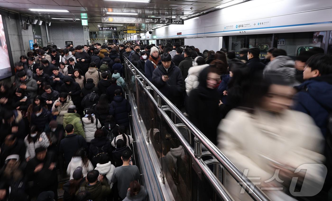 서울 시내버스 총파업 이틀 째인 14일 서울 중구 충무로역이 출근길 시민들로 붐비고 있다. 서울시와 버스 업계에 따르면 서울지방노동위원회는 이날 오후 3시 전국자동차노동조합연맹 서울시버스노동조합(버스노조)과 사측인 서울시버스운송사업조합(서울시버스조합) 대표자가 참석하는 '제2차 사후 조정회의'를 연다. 2026.1.14/뉴스1 ⓒ News1 김성진 기자