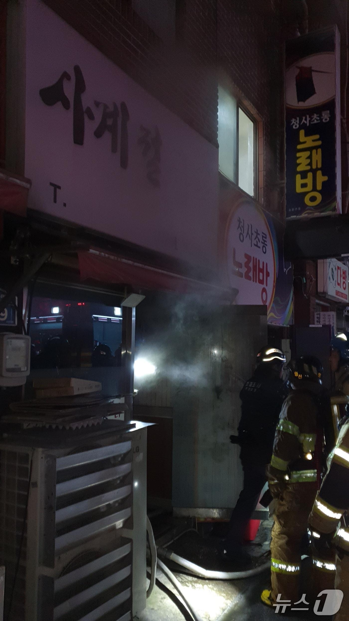 본문 이미지 - 부산 영도구의 한 식당의 식자재 창고에서 불이 났다. (소방 제공. 재판매 및 DB금지)