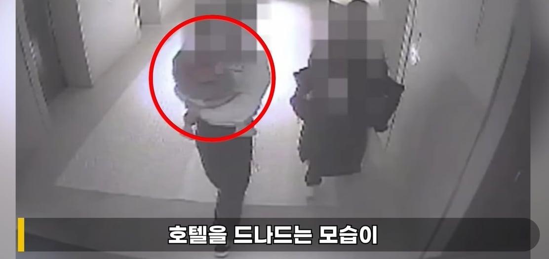 본문 이미지 - 불륜 의혹 고3 제자와 함께 숙박업소로 추정되는 곳에서 CCTV에 찍힌 류중일 감독 전 며느리. 출처=유튜브 '이진호'