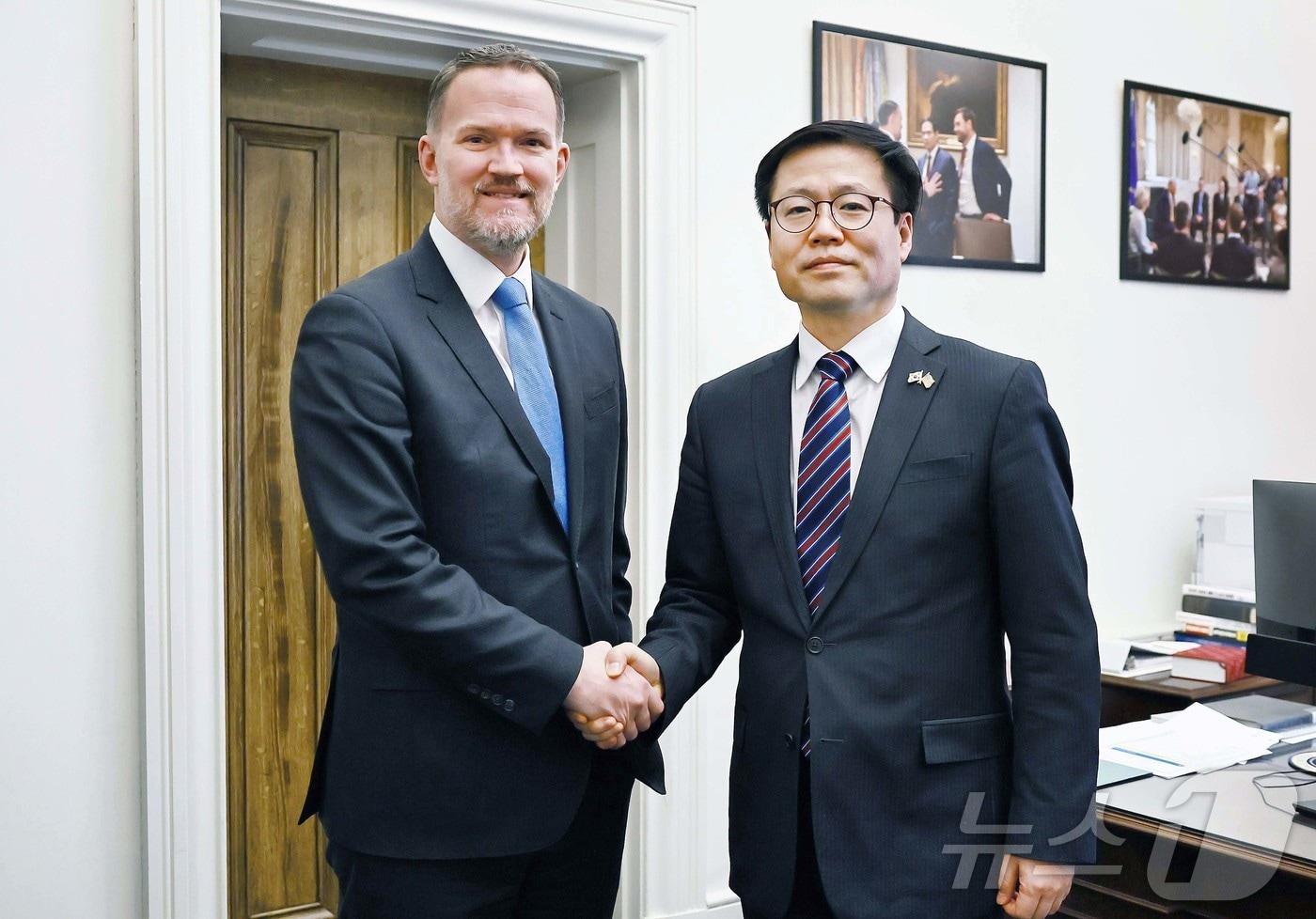 본문 이미지 - 여한구 산업통상부 통상교섭본부장이 13일(현지시간) 미국 워싱턴 D.C. USTR 회의실에서 제이미슨 그리어 미국무역대표부(USTR) 대표와 면담 후 기념촬영을 하고 있다. (산업통상부 제공. 재판매 및 DB 금지) 2026.1.14 ⓒ 뉴스1