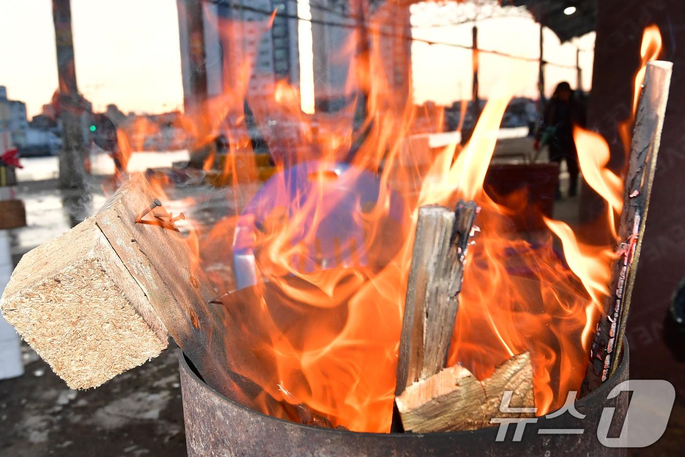 14일 경북 포항시 북구 죽도어시장에서 상인들이 모닥불에 몸을 녹이고 있다. 2026.1.14/뉴스1 ⓒ News1 최창호 기자