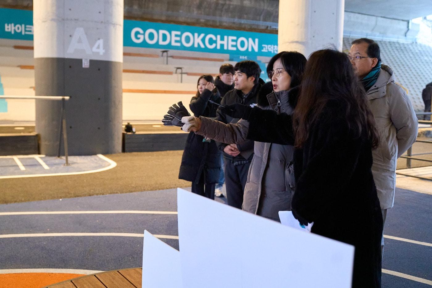 이수희 강동구청장이 강동 한강그린웨이 고덕천 라운지 현장을 방문해 점검하고 있다.(강동구 제공)