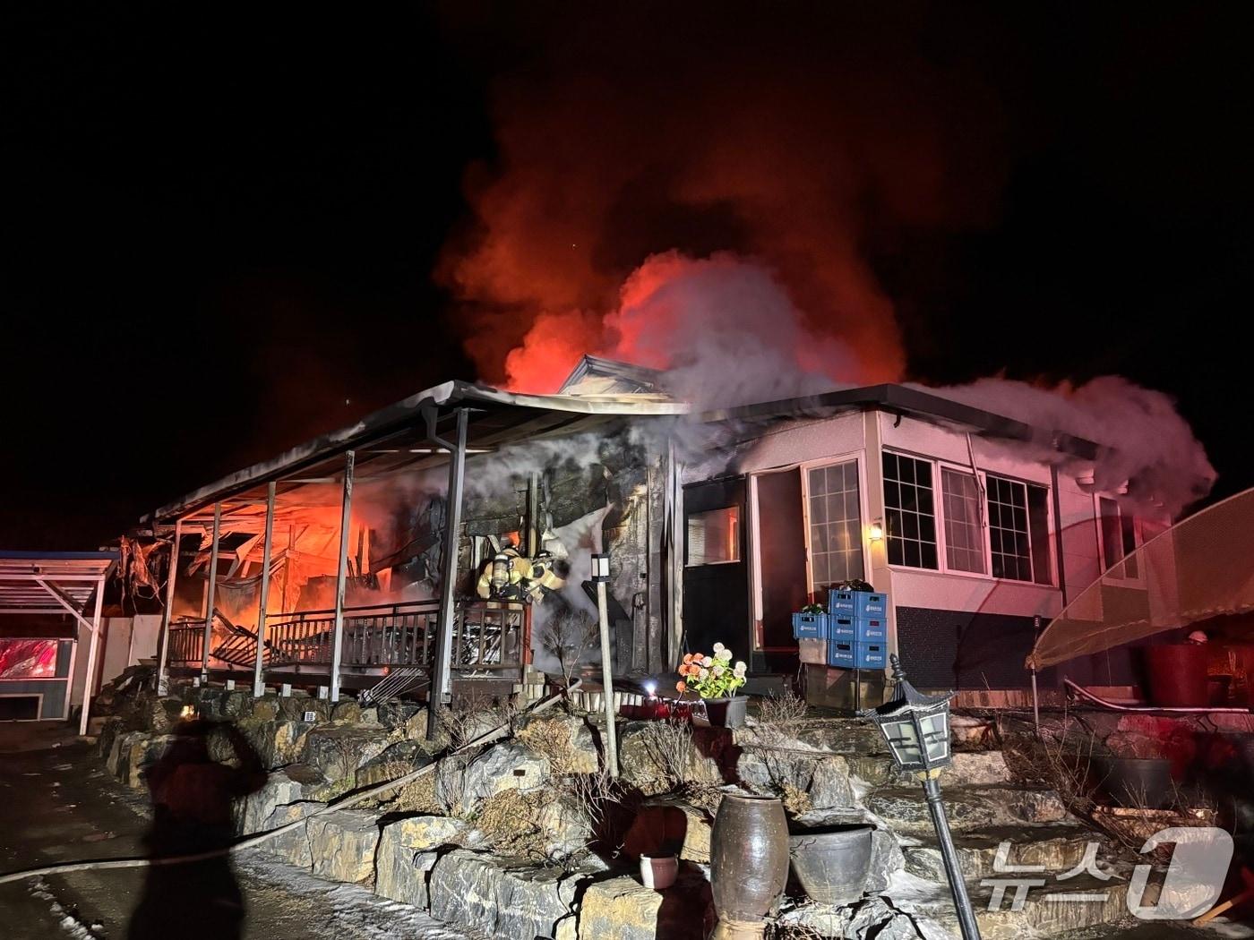 본문 이미지 - 단양군 적성면의 한 주택에서 불이나 1시간 20여분 만에 진화됐다.(단양소방서. 재판매 및 DB금지)/뉴스1