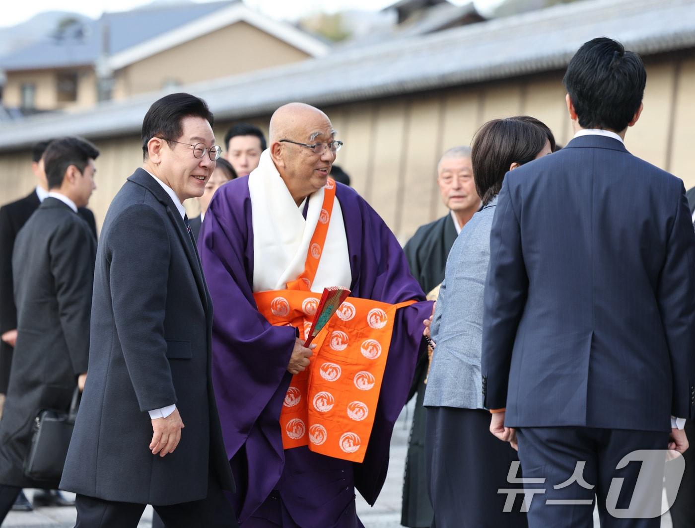 본문 이미지 - 이재명 대통령이 14일 다카이치 사나에 일본 총리와의 친교행사에 참석하기 위해 나라현 호류지(법륭사)에 도착하고 있다. 2026.1.14/뉴스1 ⓒ News1 이재명 기자