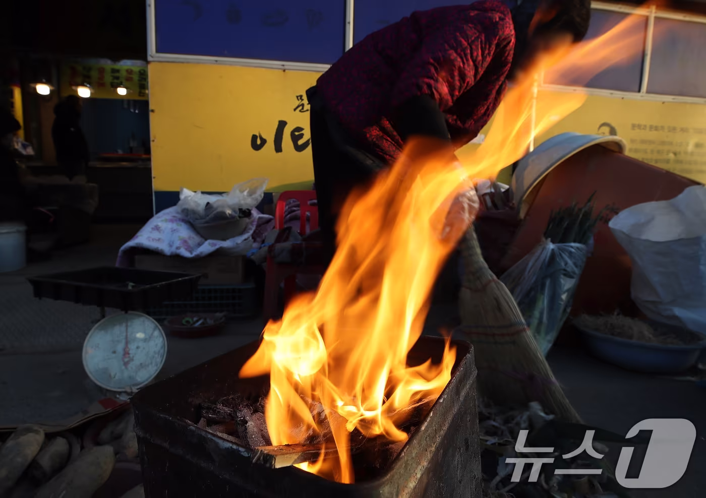 매서운 한파가 맹위를 떨친 14일 오전 대구 북구 칠성시장에서 상인이 모닥불을 쬐며 추위에 언 몸을 녹이고 있다. 2026.1.14/뉴스1 ⓒ News1 공정식 기자