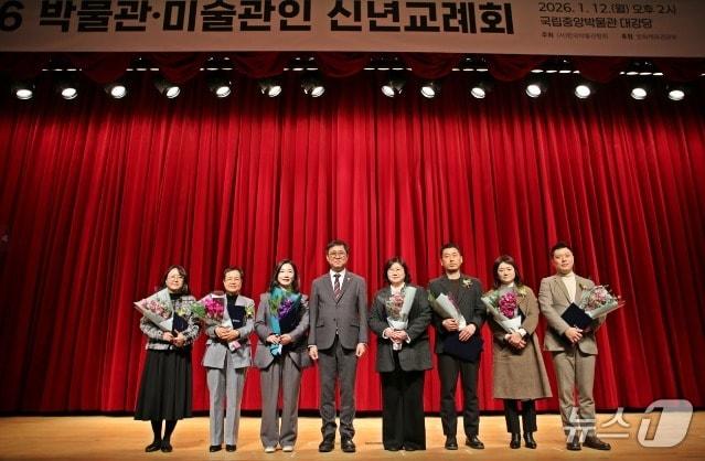 본문 이미지 - 박영재 광주시 문화유산자원과 학예연구사가 지난 12일 2025년 박물관·미술관 발전에 기여한 공로로 문화체육관광부 장관 표창을 받은 뒤 기념촬영하고 있다. (광주광역시 제공. 재판매 및 DB 금지) 2026.1.14/뉴스1 